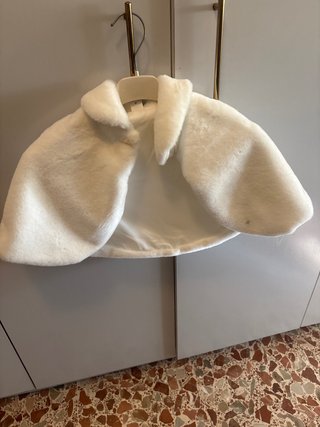 Capa de pelo blanca para niña 3 a 4 años
