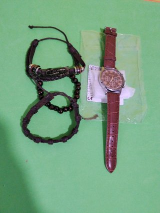 Reloj de Cuarzo y 3 Pulseras
