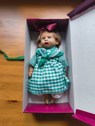 Muñeca con vestido de cuadros