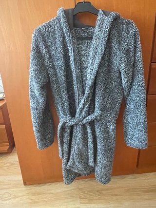 Bata de niño con capucha gris