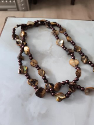 Collar de cuentas y piezas nacaradas