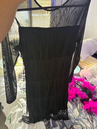 Vestido negro de flecos
