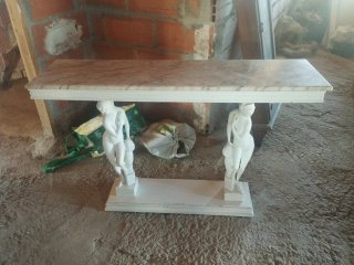 Consola Antigua con Base Escultórica