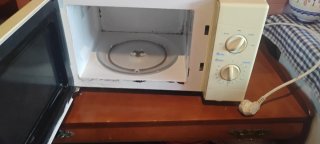 Microondas Blanco con Mandos Giratorios