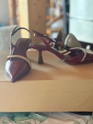 Tacones Burdeos con Detalle de Cadena