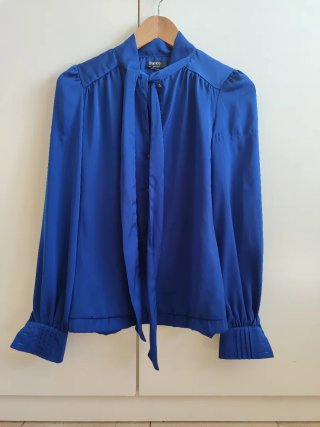 Camisa azul con lazo