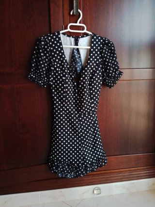 Mono corto negro con lunares blancos