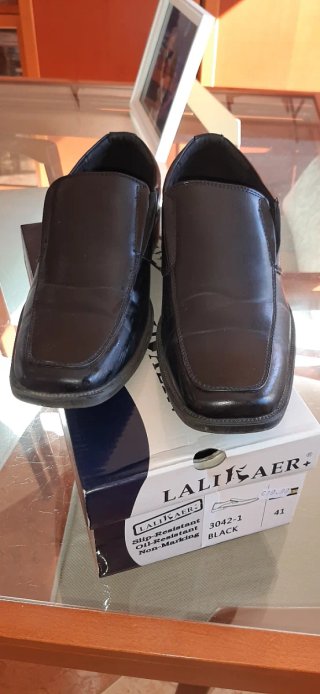Zapatos de vestir LALIKAER negros talla 41. Nuevo