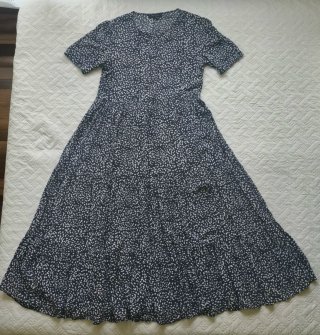 Vestido midi azul marino con motas blancas