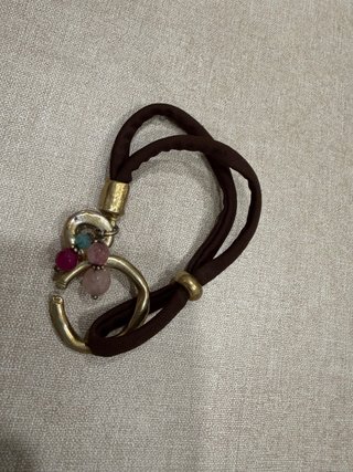 Pulsera con abalorios y detalles dorados