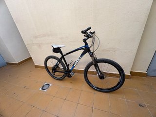 Bicicleta de Montaña Giant Negra y Azul