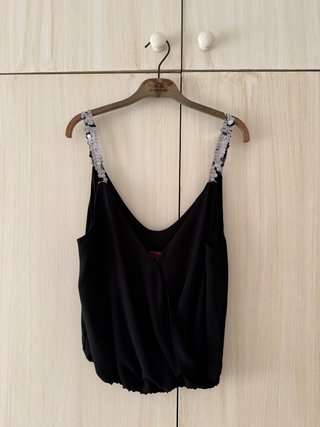 Top negro con tirantes de lentejuelas