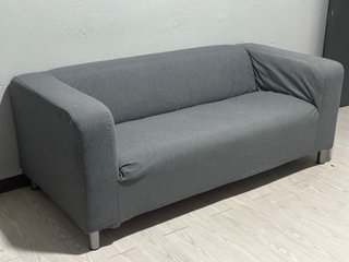 Sofá de tela gris