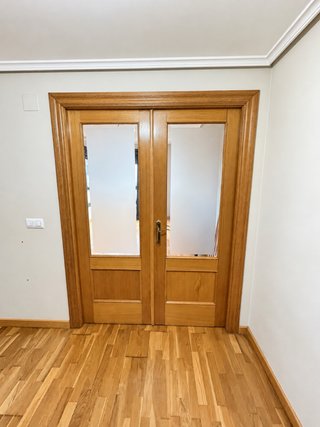 Puerta de madera acabado roble.