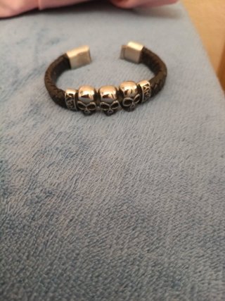 Pulsera de cuero con calaveras