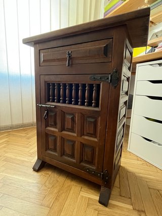 Mueble auxiliar de madera rústico