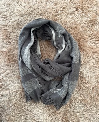 Bufanda pañuelo de cuadros gris y negro con flecos