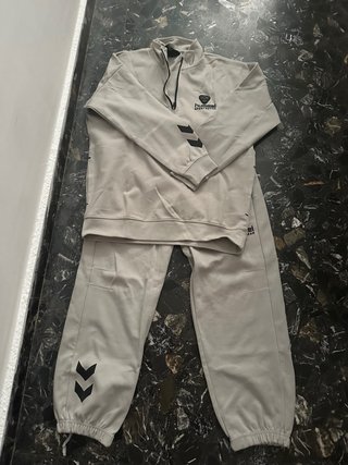 Chándal Hummel Beige y Camiseta Lefties talla 152