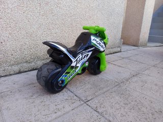 Moto de juguete correpasillos