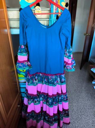 Traje de flamenca azul y rosa