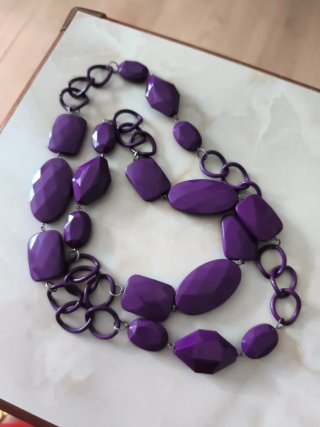 Collar de cuentas moradas