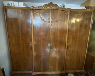 Armario Antiguo de Madera Tallada