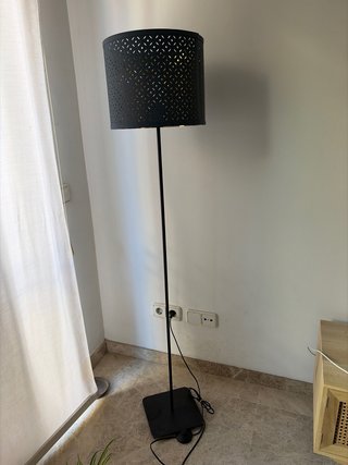 Lámpara de pie IKEA negra