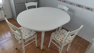 Mesa Extensible y 4 Sillas de Madera Lacada