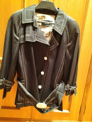 Chaqueta tipo trench corta negra y pespunte blanco
