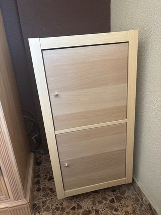 Estantería con dos puertas