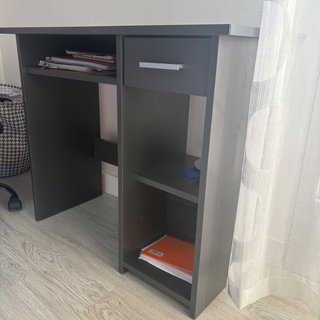Escritorio Gris con Cajón y Estantes