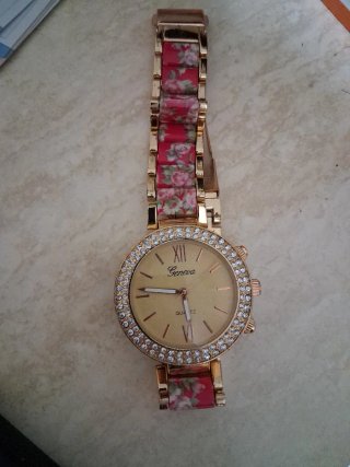 Reloj Geneva Dorado con Detalles Florales
