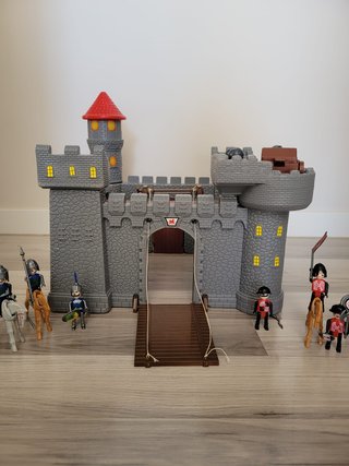 Castillo medieval desmontable con figuras