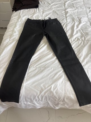 Pantalón efecto piel negro