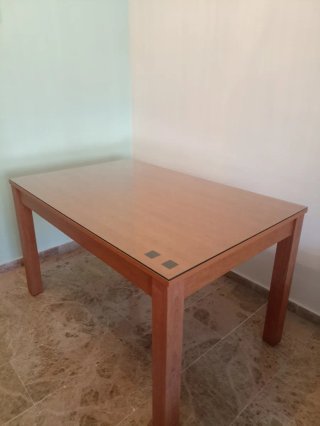 Mesa de comedor de madera y cristal