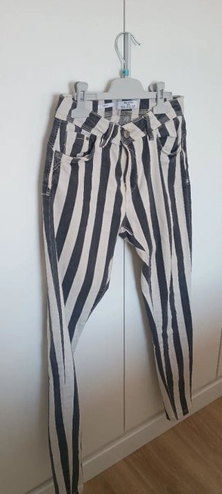 Pantalón de rayas.Pitillo