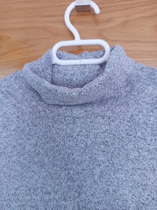 Vestido Gris de Cuello Alto