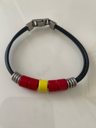 Pulsera con cuentas rojas y amarillas