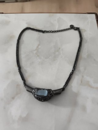 Collar con piedra central