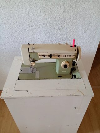 Máquina de coser Alfa 482 con mueble