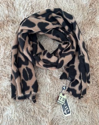 bufanda de leopardo de privata con etiqueta