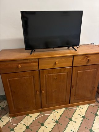 Aparador de madera con 3 cajones y 3 puertas