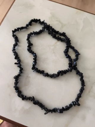 Collar de piedras negras