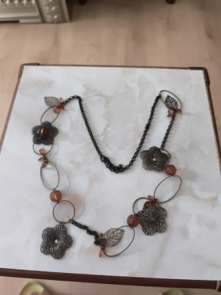 Collar con Flores y Detalles en Metal