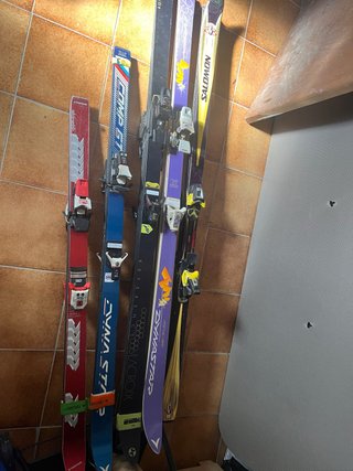Lote de 5 pares de esquís
