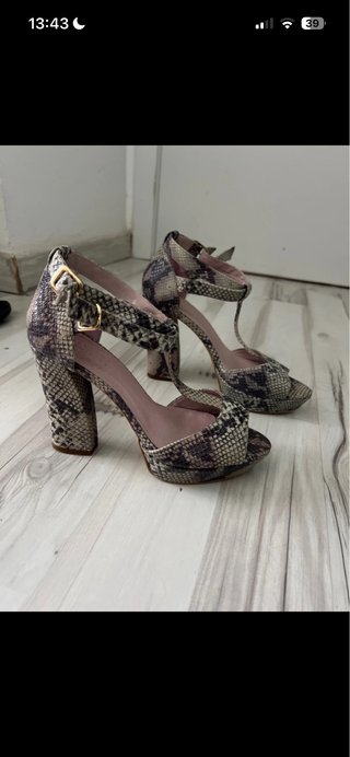 Sandalias de tacón con estampado