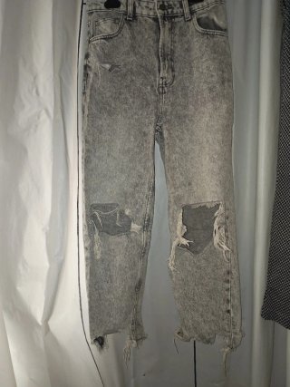 Pantalón Vaquero Gris con Roturas