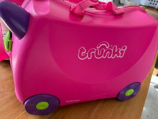 Maleta infantil Trunki rosa, ruedas moradas