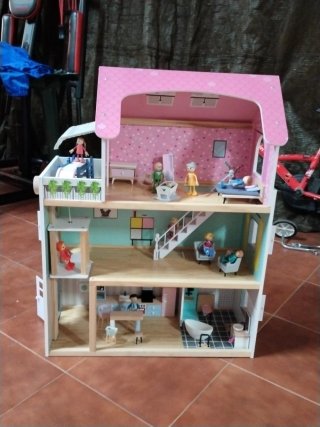 Casita de Muñecas de Madera