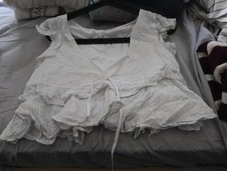 Blusa blanca con volantes